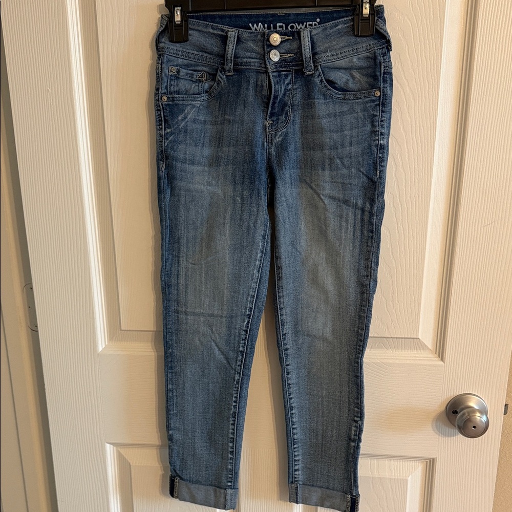 Wallflower Women's Classic Blue Ankle Jeans